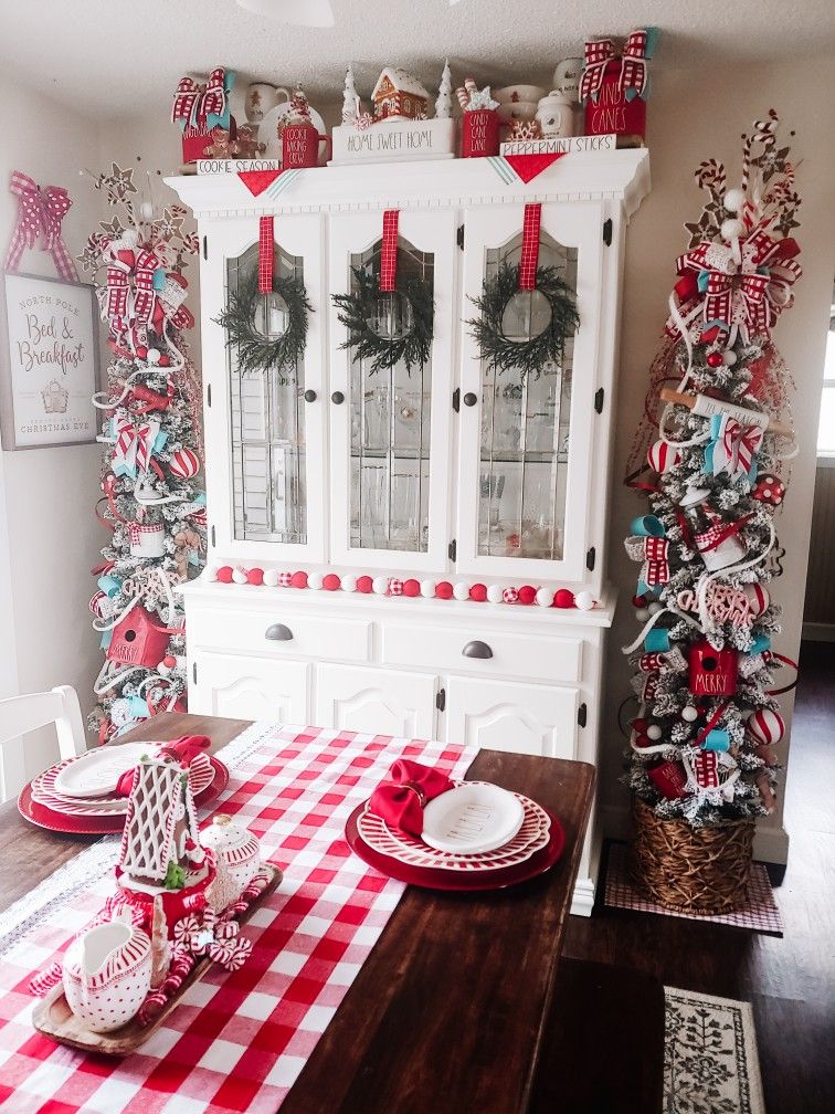 festive gingerbread garland decorated with gingerbread cookies cut into snowflake, star, and gingerbread man shapes, adorned with frosting and sprinkles.